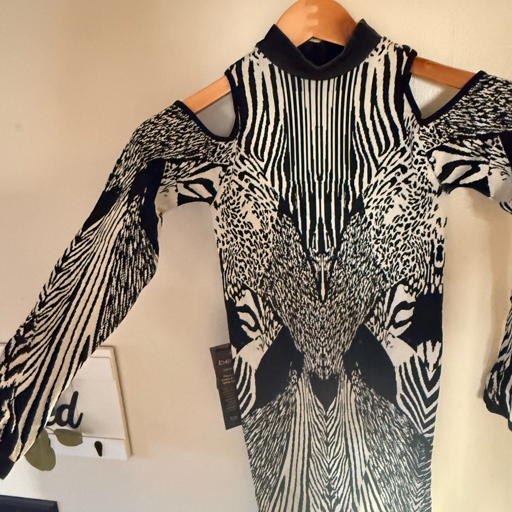 bebe Black and White Patterned Cold Shoulder Dres… - image 4